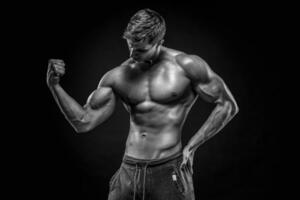 atemberaubend muskulös Mann zeigen perfekt Abs, Schultern, Bizeps, tr foto