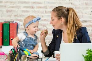 Mama und Geschäftsfrau Arbeiten mit Laptop Computer beim Zuhause und spielen mit ihr Baby Mädchen. foto