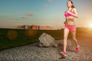 Laufen Frau. Läufer Joggen im sonnig Natur. foto