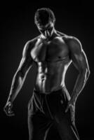 sportlich gesund Mann posieren und zeigen seine perfekt Körper foto