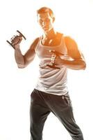 muskulös Mann tun Übungen mit Hanteln isoliert auf Weiß Hintergrund foto