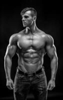 muskulös Bodybuilder Kerl tun posieren Über schwarz Hintergrund foto