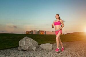 Laufen Frau. Läufer Joggen im sonnig Natur. foto