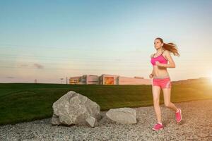 Laufen Frau. Läufer Joggen im sonnig Natur. foto