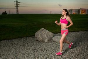 Laufen Frau. Läufer Joggen im sonnig Natur. foto