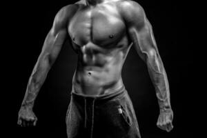 Nahansicht von Mann Modell- Torso posieren zeigen perfekt Körper foto