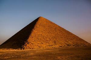 berühmt ägyptisch Pyramiden von Gizeh. Landschaft im Ägypten. Pyramide im Wüste. Afrika. Wunder von das Welt foto