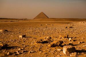 berühmt ägyptisch Pyramiden von Gizeh. Landschaft im Ägypten. Pyramide im Wüste. Afrika. Wunder von das Welt foto