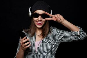 glücklich Hören Musik- mit groß Kopfhörer Telefon oder Spieler foto