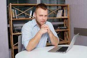 Hipster Geschäftsmann Arbeiten beim seine Schreibtisch Büro foto