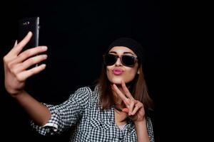 Nahansicht Porträt Brünette macht Selfie foto