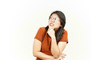 denkende Geste der schönen asiatischen Frau lokalisiert auf weißem Hintergrund foto