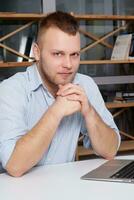 Hipster Geschäftsmann Arbeiten beim seine Schreibtisch Büro foto