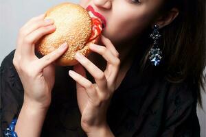 Mädchen Essen ein groß Hamburger, Studio Foto