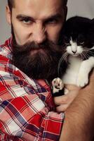brutal Mann mit Katze foto