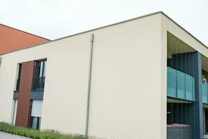 Fassade von ein Gebäude mit Blau Himmel foto