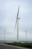 Wind Turbine gegen dramatisch Himmel foto