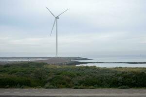 Wind Turbine gegen dramatisch Himmel foto