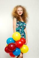 Teenager Mädchen mit Helium Luftballons Über grau Hintergrund foto