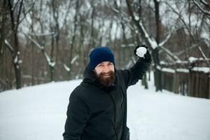 bärtig Mann im Winter Hut lächelnd Porträt extrem foto