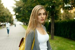 Mode ziemlich jung Frau tragen Gelb Rucksack foto