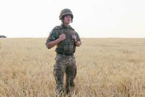 Soldat Mann Stehen gegen ein Feld foto