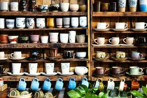 klein Geschäft mit viele Keramik Keramik Stehen auf Regale. foto