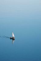 minimalistisch Foto ein Schiff auf Meer