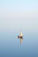 minimalistisch Foto ein Schiff auf Meer