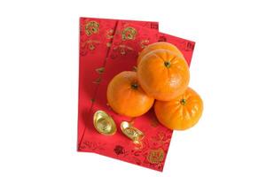 glücklich Neu Jahr Chinesisch Jahr von Drachen 2024. Mandarin Orange und Gold Barren auf rot Umschläge isoliert auf Weiß Hintergrund. foto