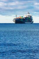 modern grau Container Schiff ziehen um im immer noch Wasser foto