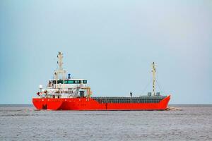 Orange Ladung Schiff. Logistik und Fan-Shop Transporte foto