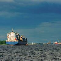 Blau Container Schiff. Welt Logistik und Produktion Transfer foto