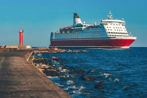 rot Kreuzfahrt Liner. groß Passagier Fähre unterwegs foto