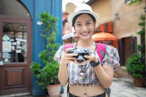 Asiatische Frauenrucksäcke, die zusammen gehen und glücklich sind, machen Foto und Selfie, entspannen sich auf Urlaubskonzeptreisen