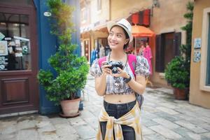 Asiatische Frauenrucksäcke, die zusammen gehen und glücklich sind, machen Foto und Selfie, entspannen sich auf Urlaubskonzeptreisen