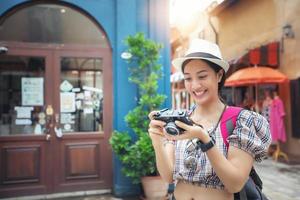 Asiatische Frauenrucksäcke, die zusammen gehen und glücklich sind, machen Foto und Selfie, entspannen sich auf Urlaubskonzeptreisen