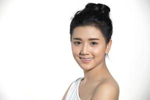 Schönheit asiatische Frauen Mode perfekte Hautporträt und lächelnde junge Frau auf weißem Hintergrund. foto