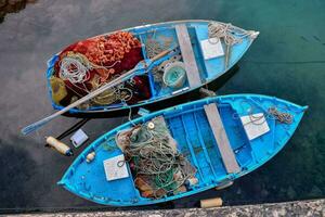 zwei klein Boote mit Angeln Ausrüstung im das Wasser foto