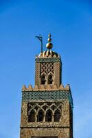 das Uhr Turm von das Moschee im Marrakesch foto