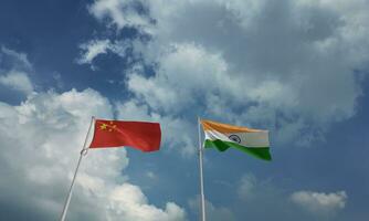 China Indien Flagge winken Textur Blau Himmel wolkig Weiß Hintergrund Konflikt Krieg Militär- Soldat Bereich Grenze Wirtschaft Geschäft International Süd Asien Patriotismus Wettbewerb Land Freiheit Frieden foto