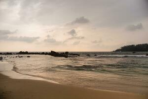 schön Mirissa Strand Sonnenuntergang im beim sri lanka.toned Bild foto