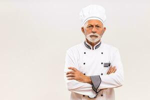 Porträt von wütend Senior Koch auf grau Hintergrund. foto