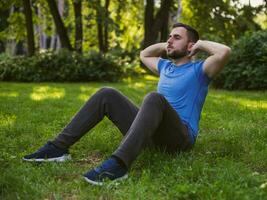 gut aussehend Mann üben im das Park. foto