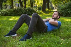 gut aussehend Mann üben im das Park. foto