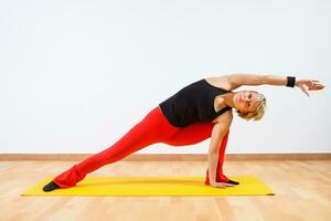 Frau, die Yoga ausübt foto