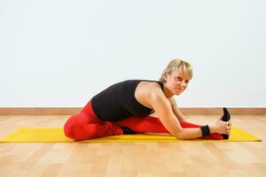 Frau, die Yoga ausübt foto