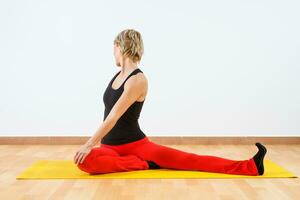 Frau, die Yoga ausübt foto