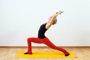 Frau, die Yoga ausübt foto