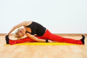 Frau, die Yoga ausübt foto